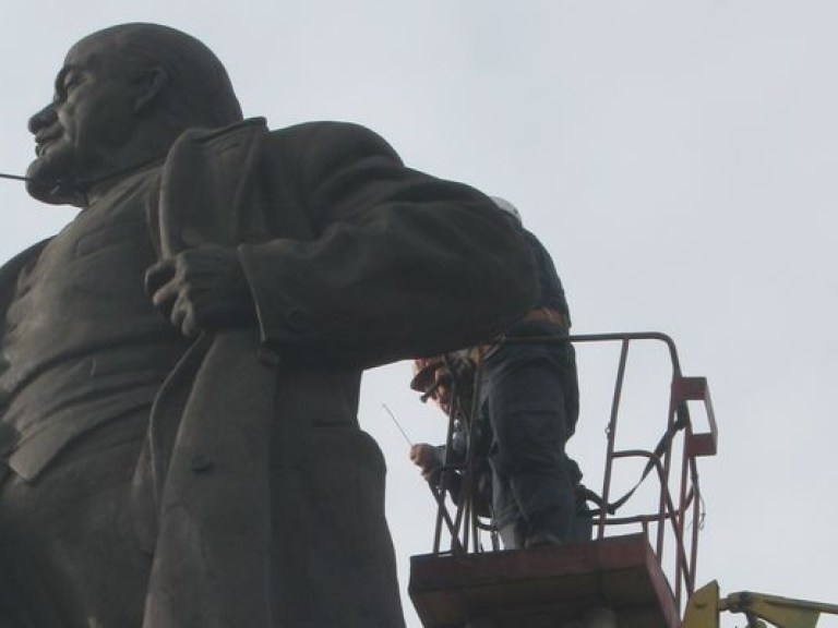 В Николаеве официально сносят памятник Ленину