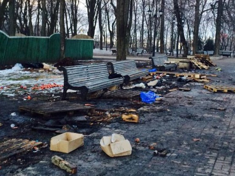 Коммунальщики начали уборку Мариинского парка