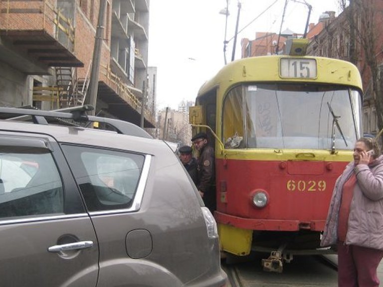 Люди едва не устроили самосуд над водителем, который оставил свою машину на трамвайных рельсах (ФОТО)