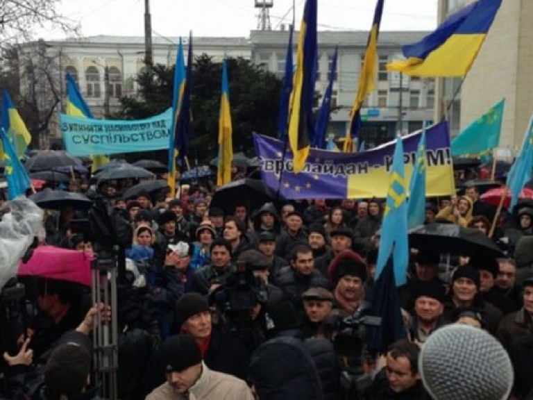 В Симферополе крымчан заверили в неделимости Украины, люди разошлись