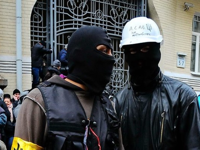 Участники самообороны Майдана должны снять маски и сдать оружие &#8212; МВД