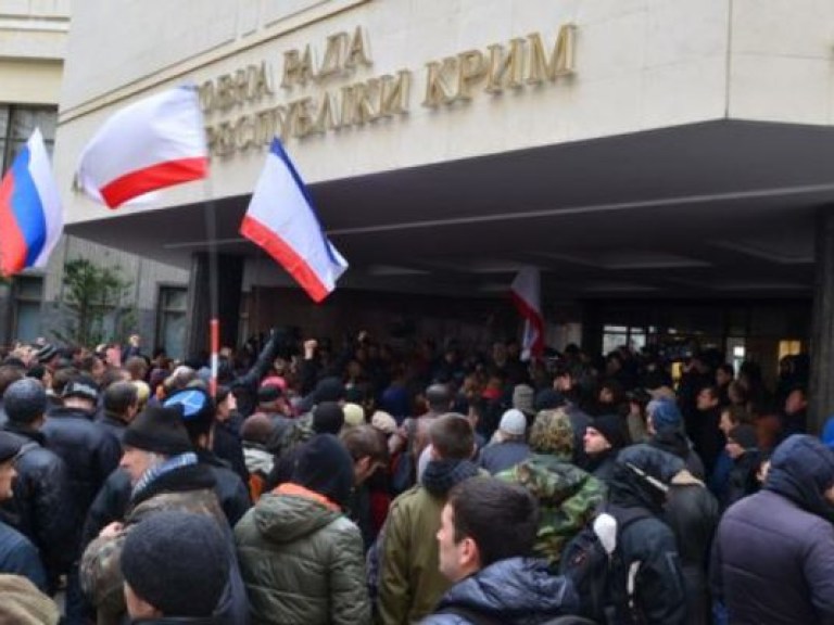 В Симферополе милиция ушла из-под парламента, предоставив два митинга самим себе (ФОТО)