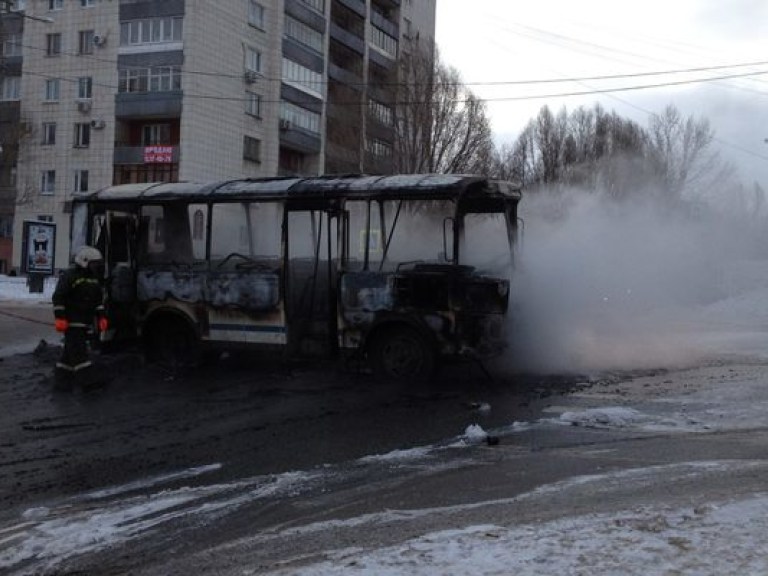 В Днепропетровске горят автобусы и варварски разрисовываются памятники