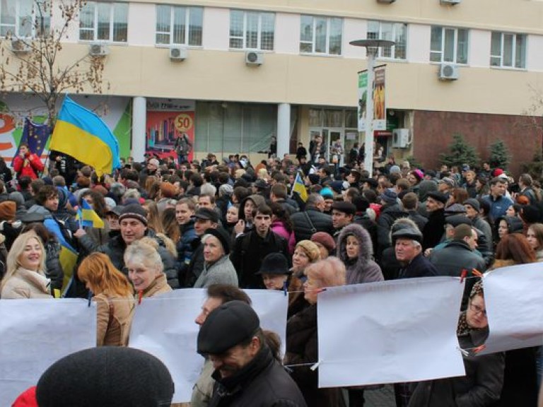 В Днепропетровске на митинги вышло около трех тысяч человек