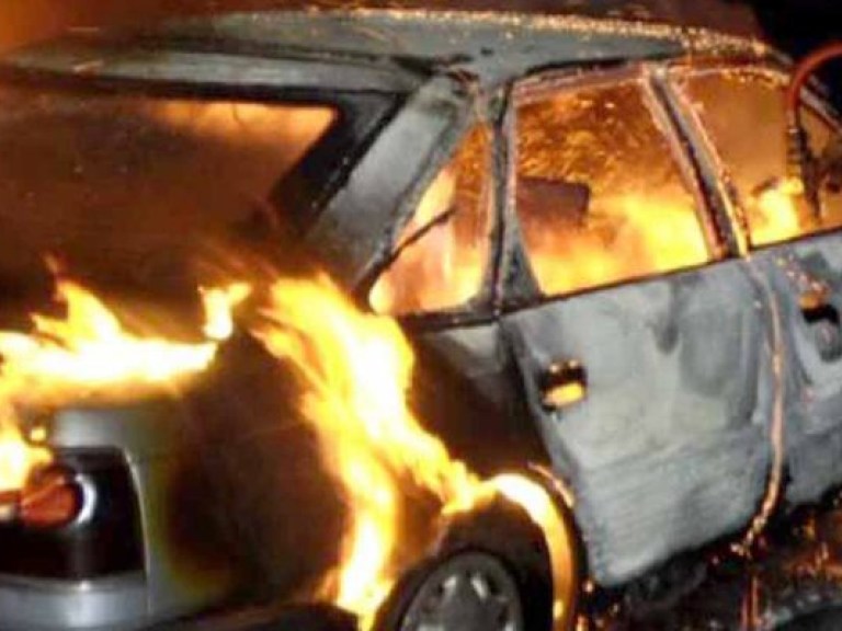 Ночью в Киеве сгорело два автомобиля