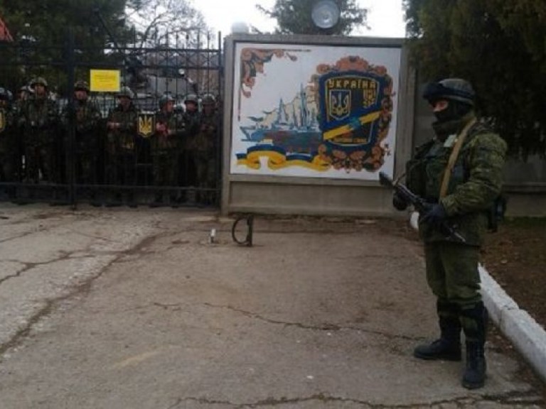 Под Симферополем российские военные заблокировали украинскую воинскую часть (ФОТО)