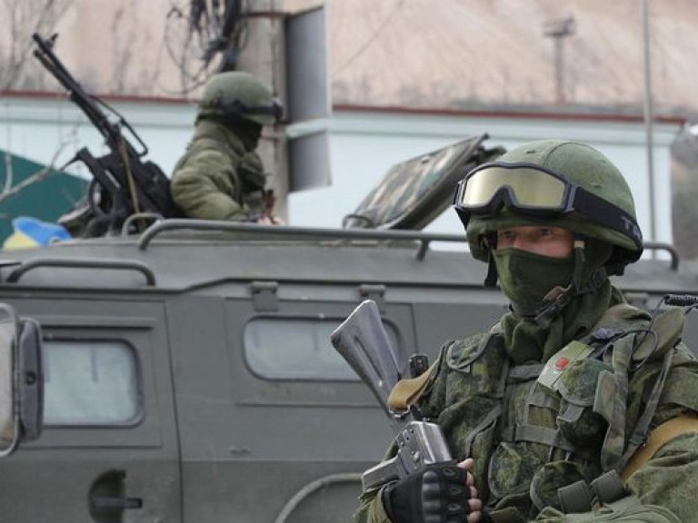 В Симферополе российские военные заблокировали подъезд к зданию городского военкомата