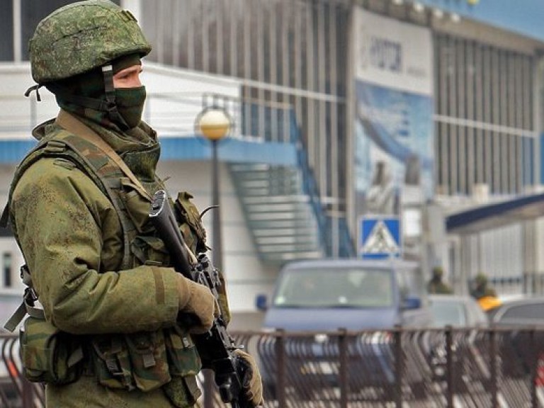 Российские военные начали выставлять блок-посты за территорией Крыма