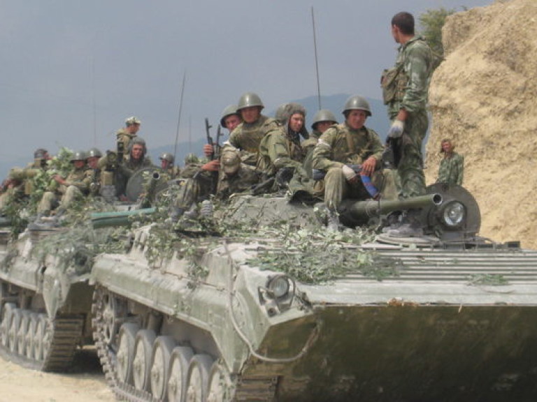 РФ продолжает стягивать свои войска к Керченской паромной переправе