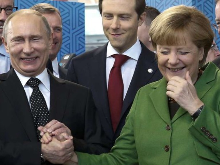Путин пообещал Меркель начать диалог по ситуации в Украине под эгидой ОБСЕ