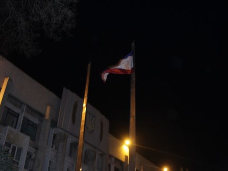 Ночью у горсовета Керчи сняли украинский флаг (ФОТО)