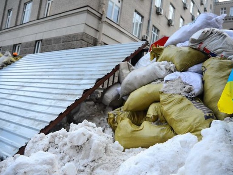 В центе Киева коммунальщики начали разбирать баррикады