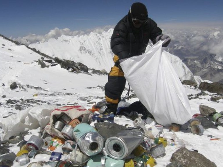 Альпинисты очистят Эверест от мусора