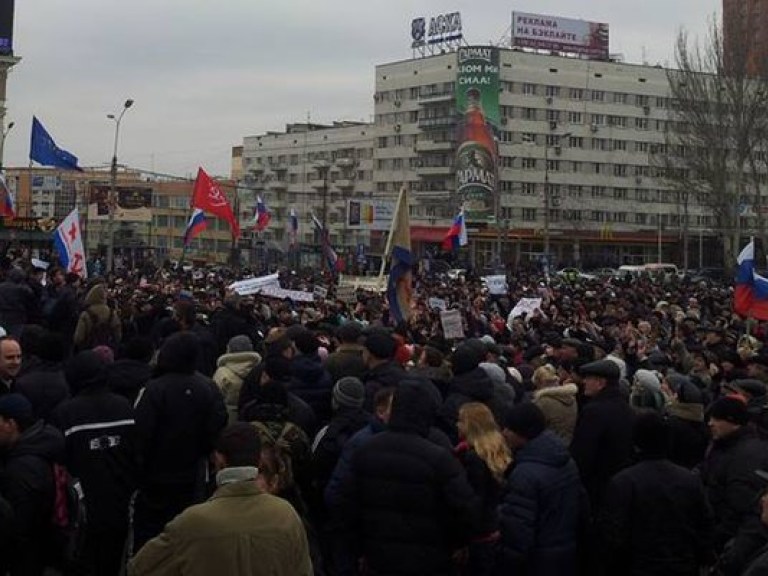 Пророссийские митингующие перекрыли центральную улицу Донецка и водрузили флаг РФ на здание ОГА