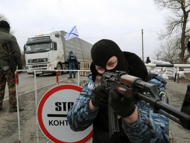 В Крыму на вокзалах обыскивают людей и захватывают отделы Госпогранслужбы