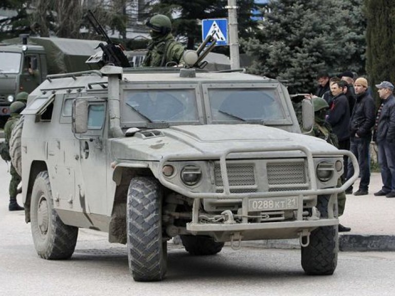 Самооборона Крыма штурмует военную часть в Севастополе в поисках бандеровцев