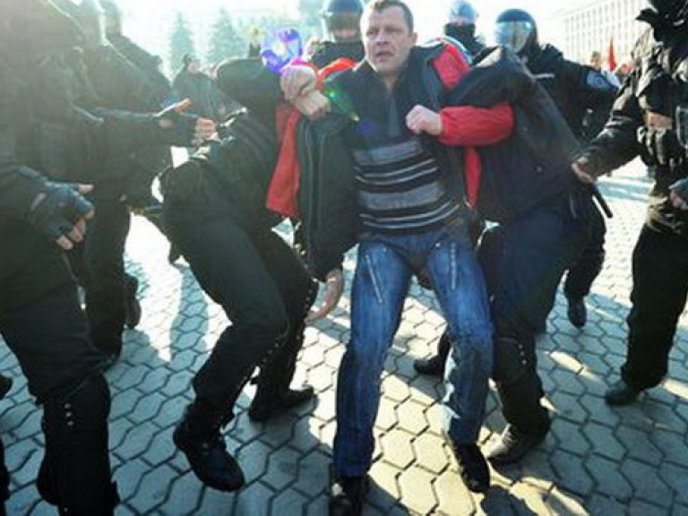 Суд арестовал 25 задержанных после кровавых столкновений в Харькове 14 марта