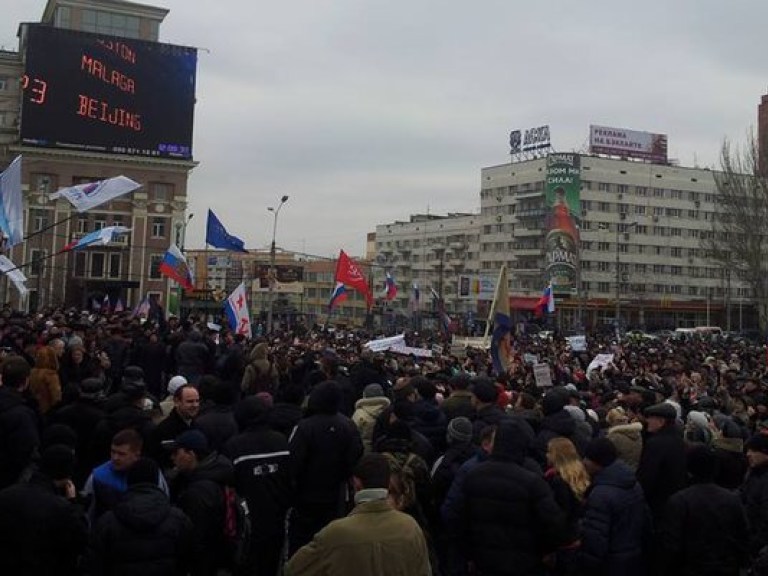 В Донецке пророссийский митинг собрал несколько тысяч человек