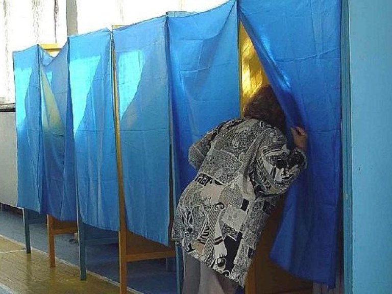 Жителей Крыма заставляют голосовать дома и на улице (ВИДЕО)