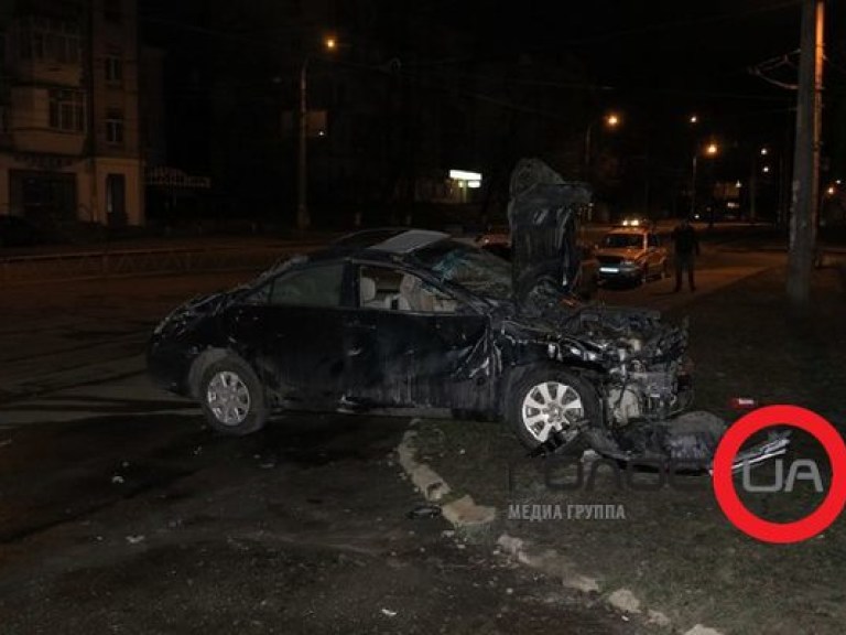 В Киеве иномарка слетела с моста: погибла молодая девушка (ФОТО)