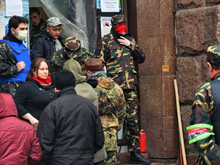 «Правый сектор» жестоко избил днепропетровцев на остановке общественного транспорта