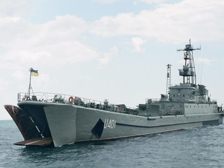 Украинское военное судно «Кировоград» пытается прорвать блокаду и выйти в море