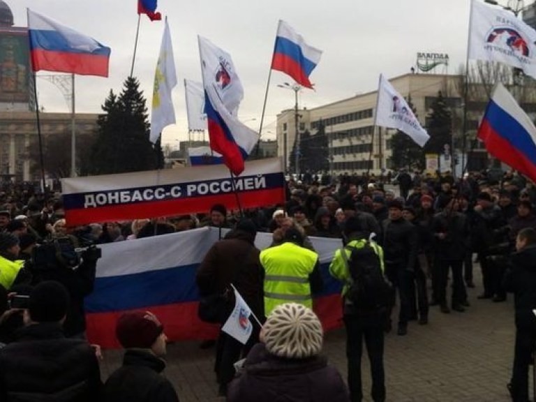 В Донецке 4 тысячи человек просят Януковича вернуться и править ими и дальше