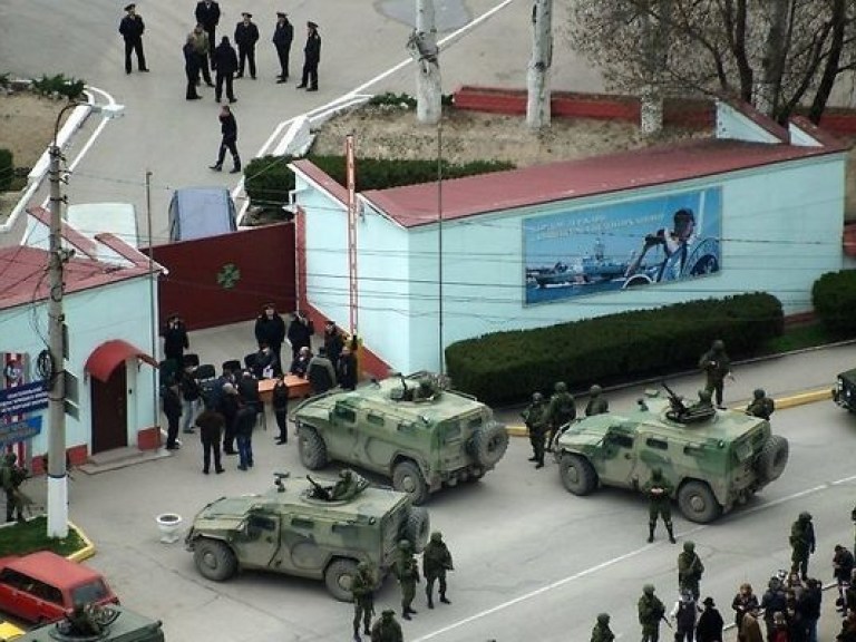 «Титушки» штурмуют штаб украинской авиабазы в Новофедоровке