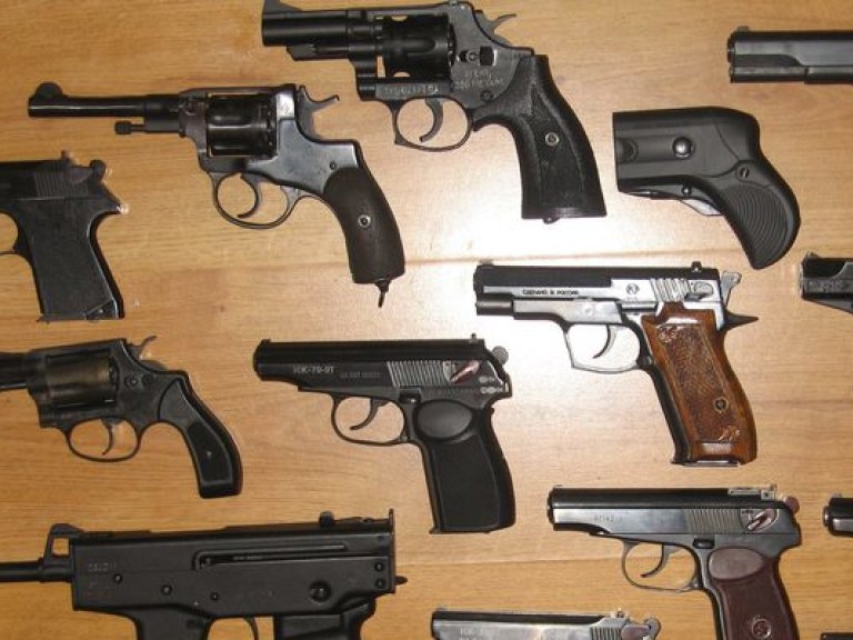 Во Львове на помойке нашли 54 пистолета