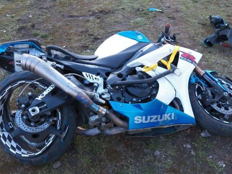 В Киеве на бульваре Верховного Совета насмерть разбился мотоциклист, врезавшись в опору дорожного знака (ФОТО)