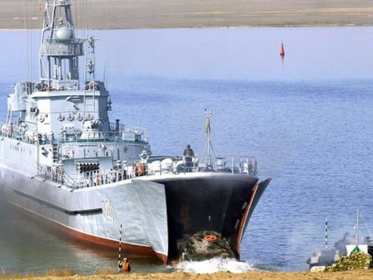 Российские военные взяли штурмом десантный корабль “Константин Ольшанский”