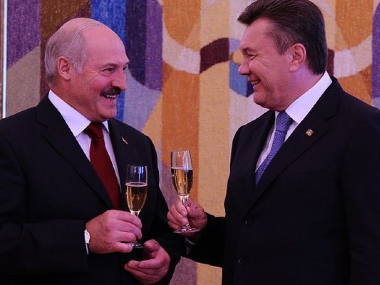 Лукашенко предложил Януковичу стать жертвой