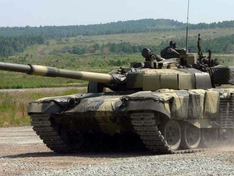 Россия подтягивает захваченные в Крыму танки к границе с Херсонской областью
