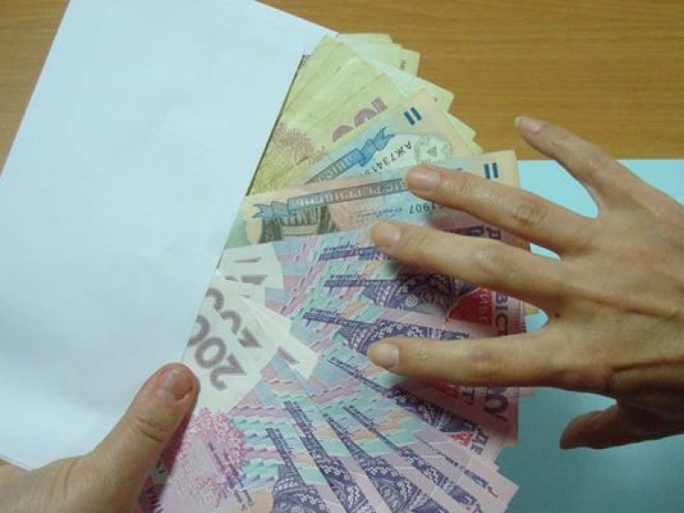 В январе Азаров пытался задобрить юго-восток Украины погашением долгов по зарплате