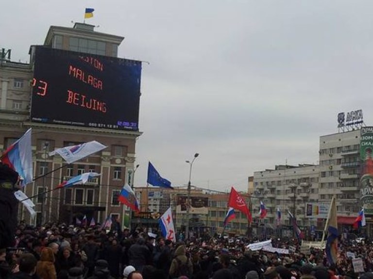 В Донецке проходит митинг в поддержку федерализации Украины