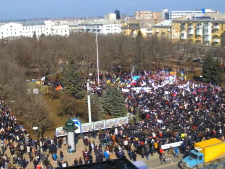 На пророссийском митинге в Луганске выступили за всеукраинский референдум и объединение с донецкими активистами