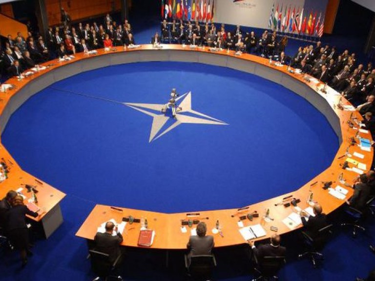 Командующий силами НАТО срочно вернулся в Европу