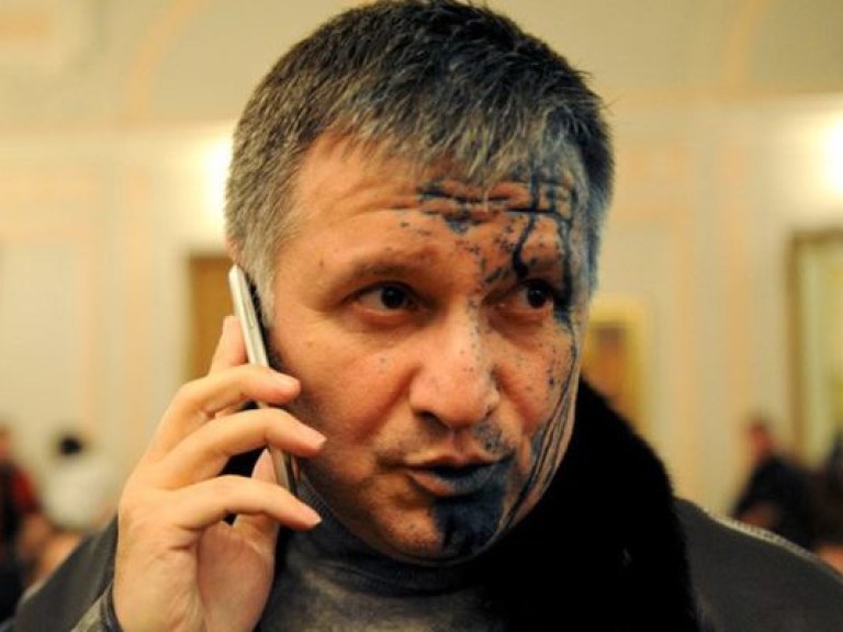 Аваков не учит историю: Несмотря на обещания Яценюка, кортеж министра внутренних дел &#171;летает&#187; по Киеву