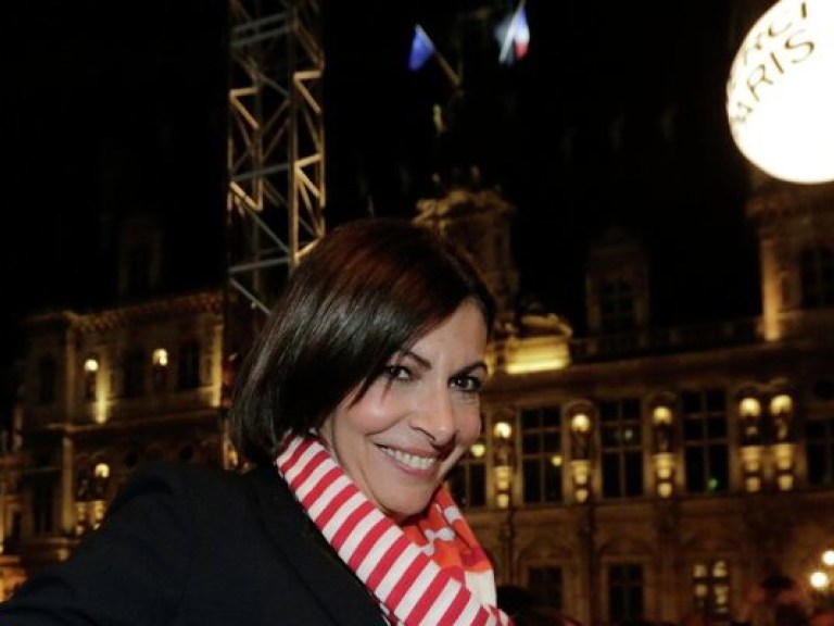 Мэром Парижа впервые избрана женщина, хотя пока и формально