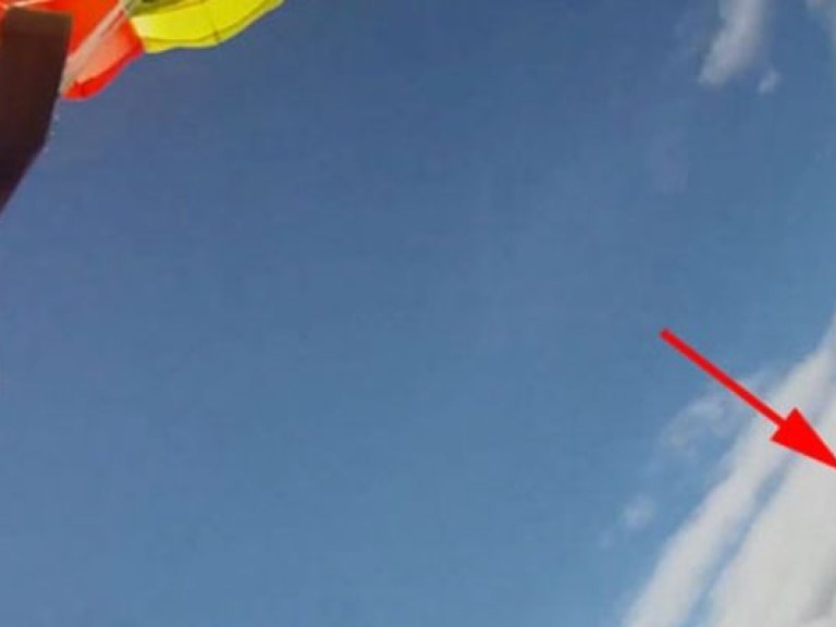 Обломок метеорита пролетел в нескольких метрах от парашютиста (ВИДЕО)