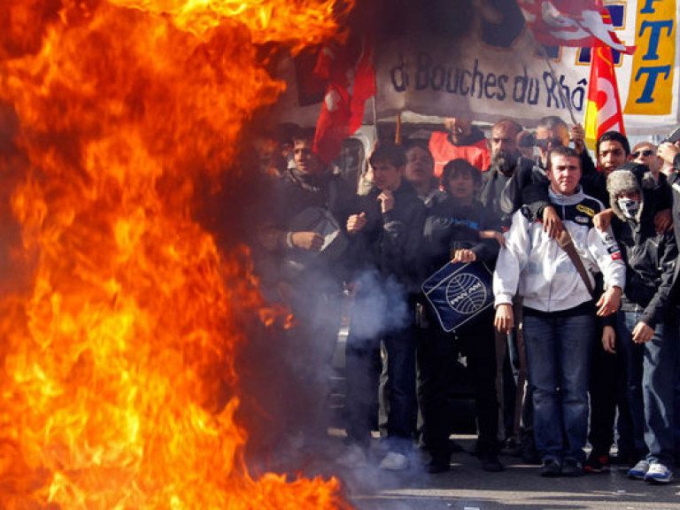 Во Франции участники митинга Дня гнева подрались с полицией