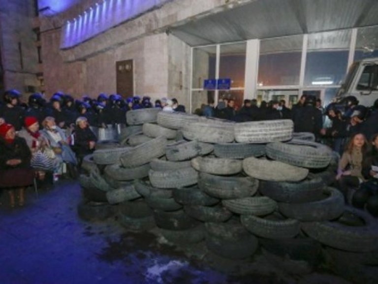 Луганские сепаратисты ждут подкрепления и стаскивают к захваченному зданию СБУ шины