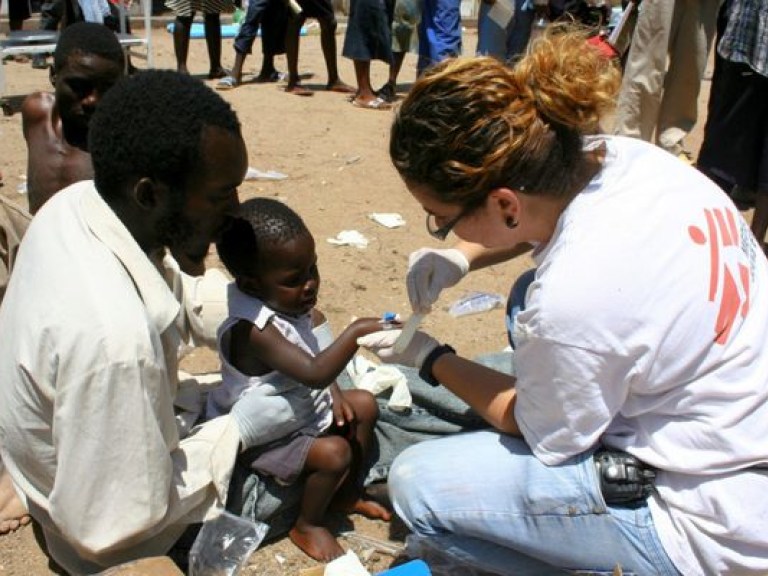 Гвинейцы выгнали европейских врачей, лечивших их от смертельной эпидемии