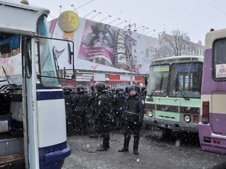 В Харькове протестующие совершили нападение на автобус с курсантами Внутренних войск