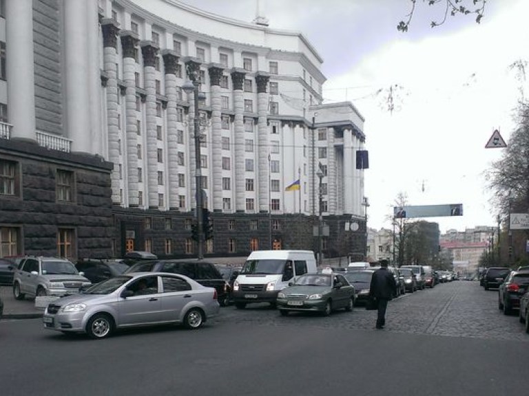 Украинские автоперевозчики перекрыли улицу в центре Киева, требуя отмены утилизационного сбора