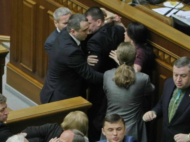 В Украине процветает право силы, а не сила права — Симоненко