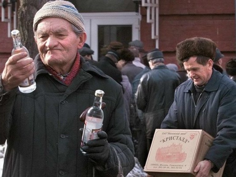 Россияне массово скупают в Крыму водку, пиво и продукты питания!
