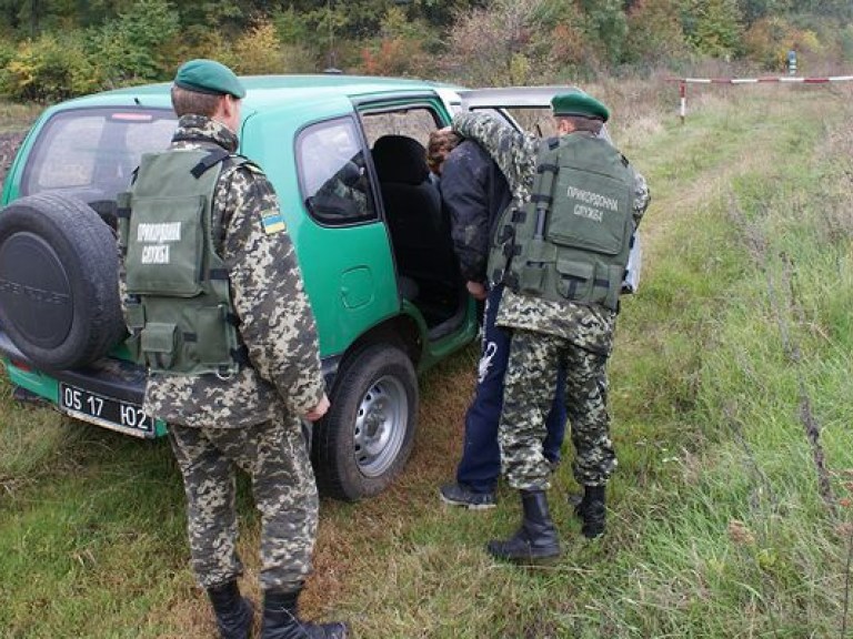 Черниговские пограничники задержали российского «туриста» с ракетницами и таблицами радиопозывных