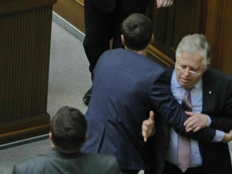 Французские коммунисты осуждают «Свободу» за нападение на Симоненко в парламенте