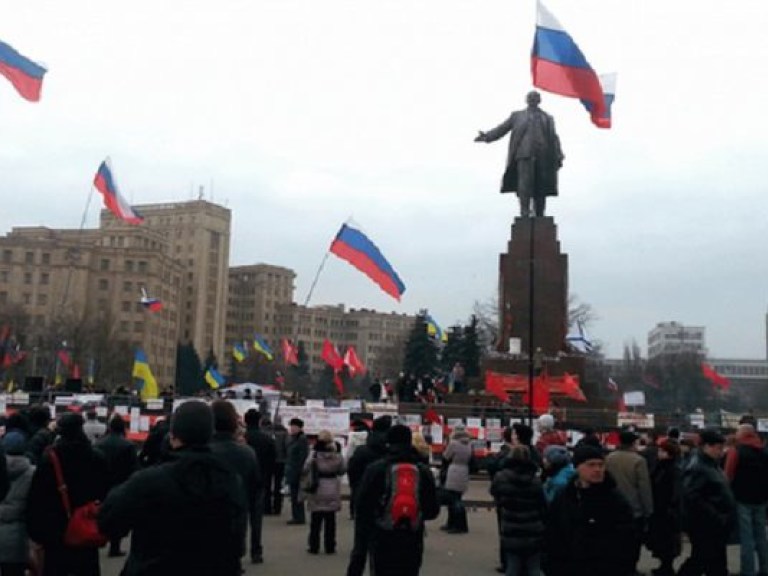В центре Харькова проходят митинги проукраинских и пророссийских активистов